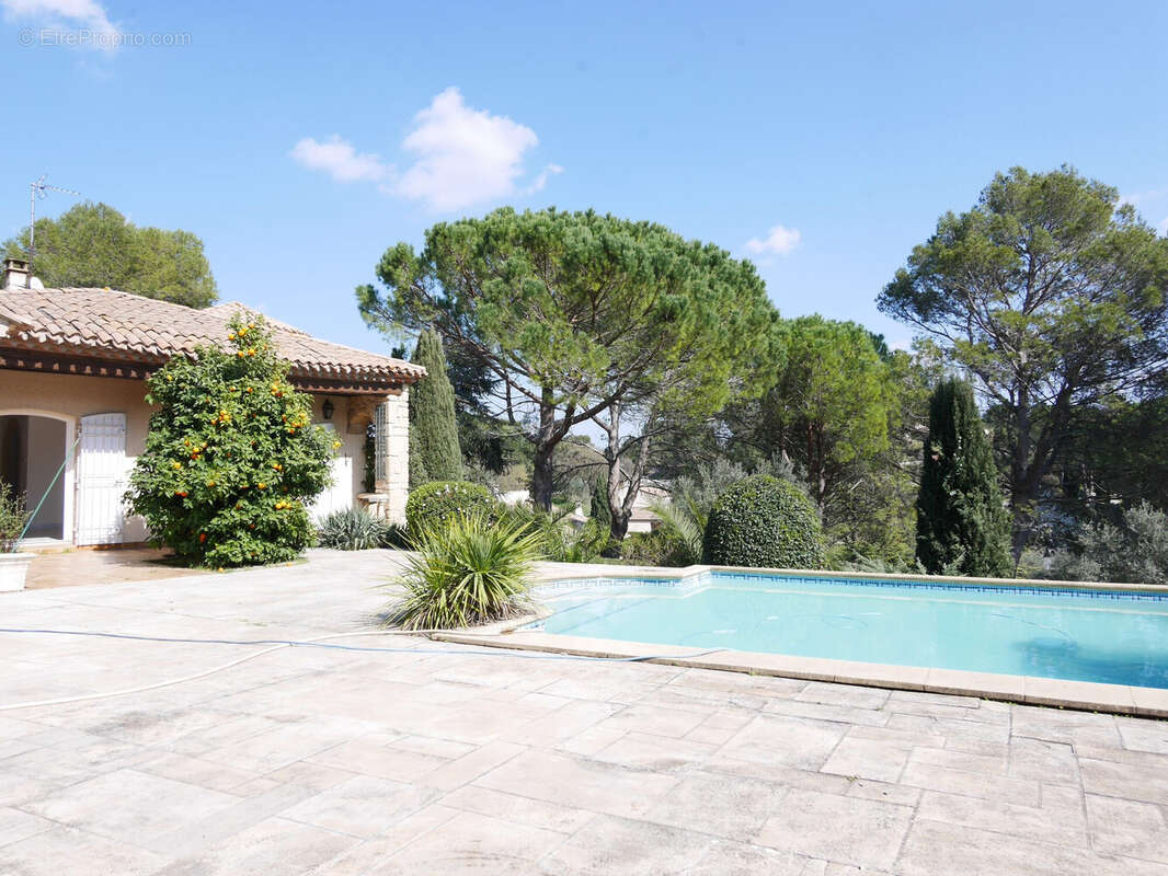 terrasse et piscine - Maison à NIMES