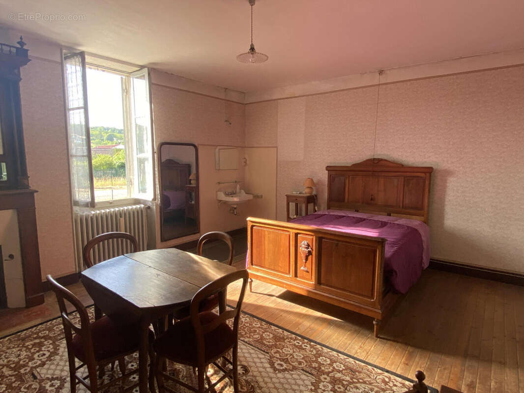 Maison de ville avec dépendances et jardin. Commerces à pied. Affaire rare. - photo 7