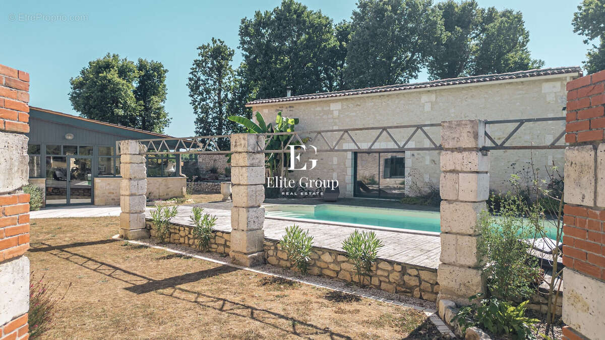 A vendre - propriete proche d'angoulême - 9 pieces - 295m2 - photo 4