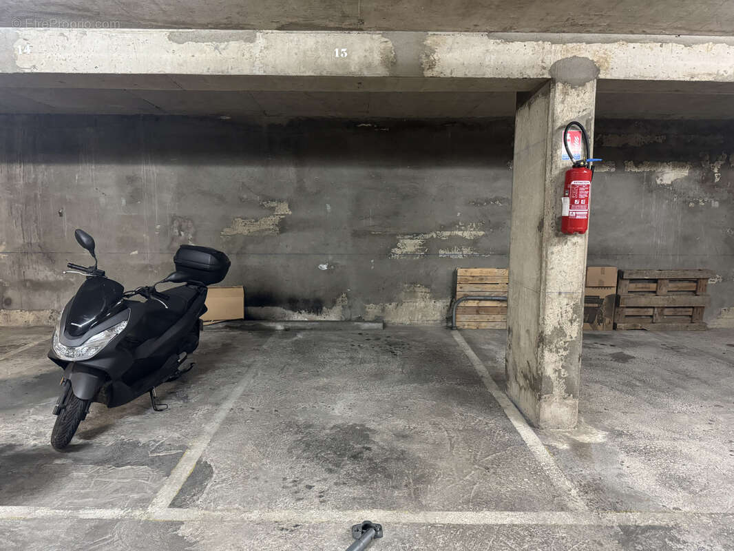Parking à PARIS-11E