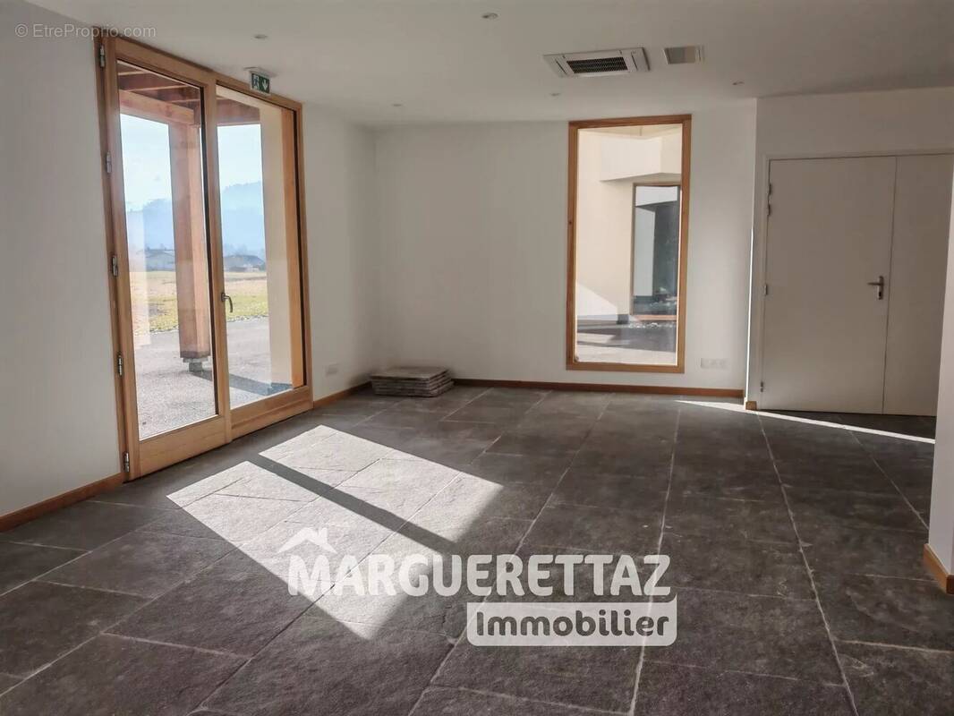 Commerce à TANINGES