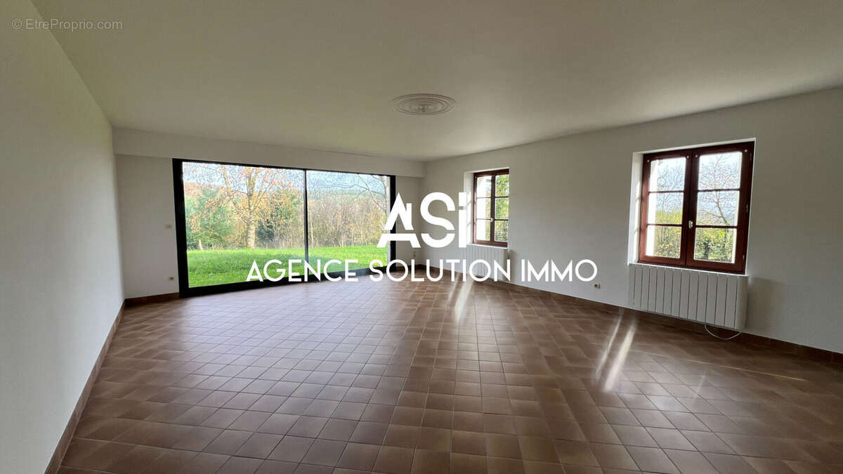 Maison à CRENNES-SUR-FRAUBEE