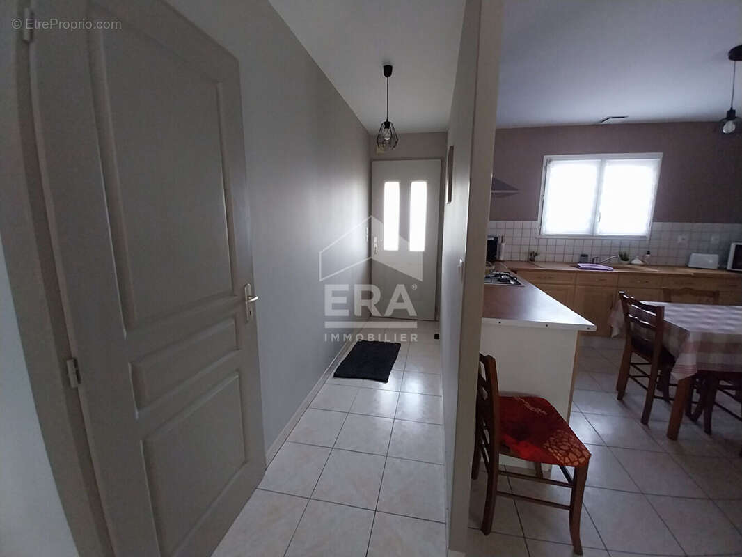 Maison à SAINT-CHRISTOLY-DE-BLAYE