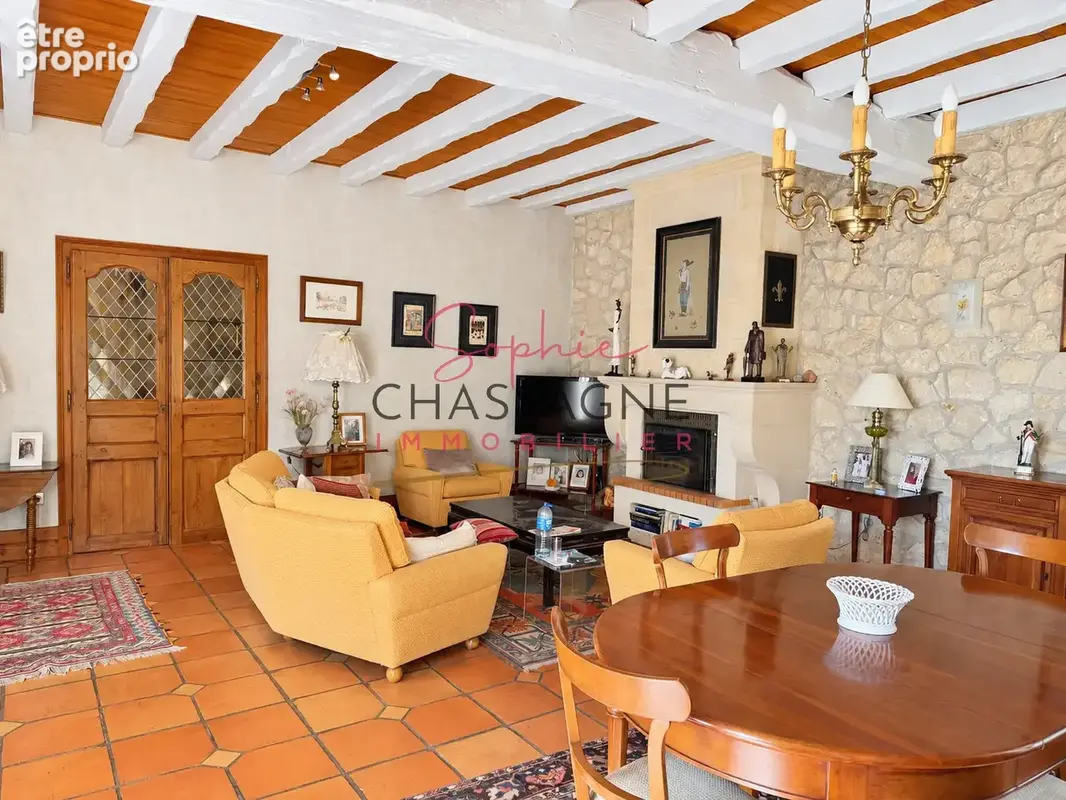 À Grézillac, maison de 145 m2 élevée sur sous-sol, implantée sur un terrain clos de 2 826 m2. - photo 5