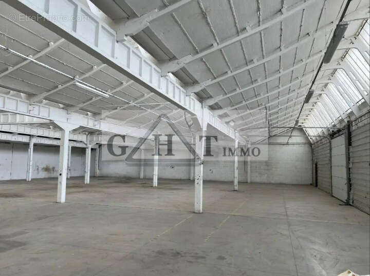 Local d'activités à vendre PANTIN 2200M2 - photo 2