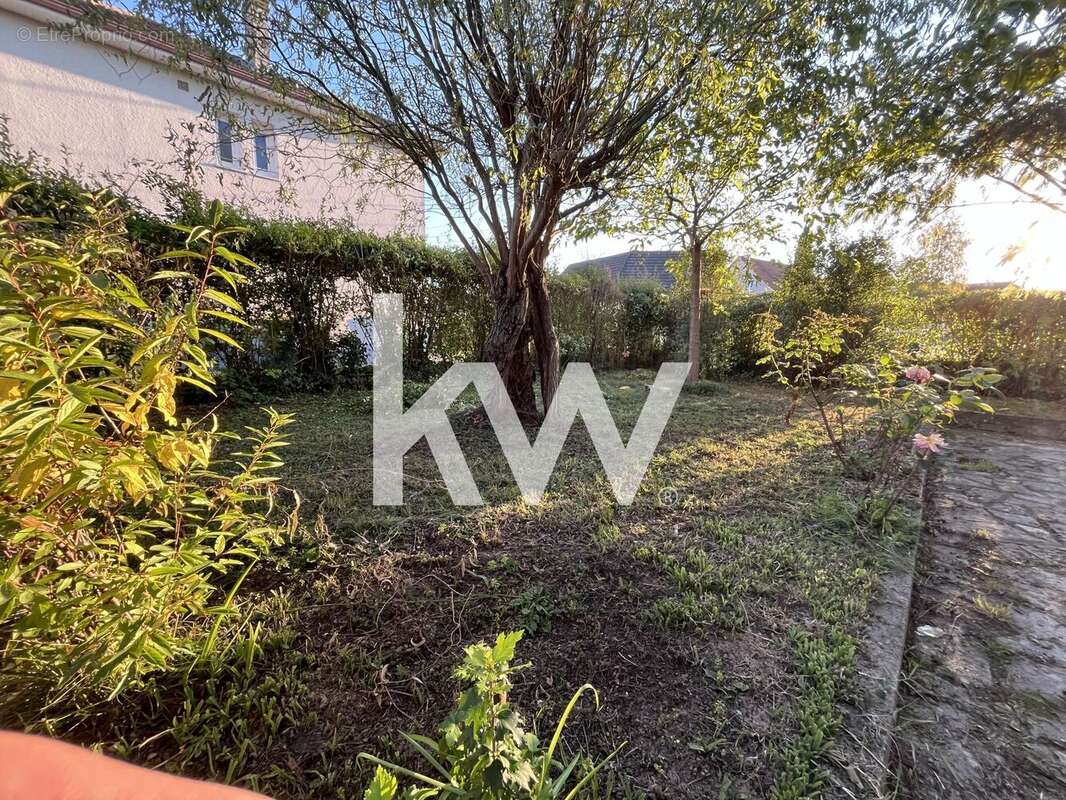 Maison à SAINT-PANTALEON-DE-LARCHE