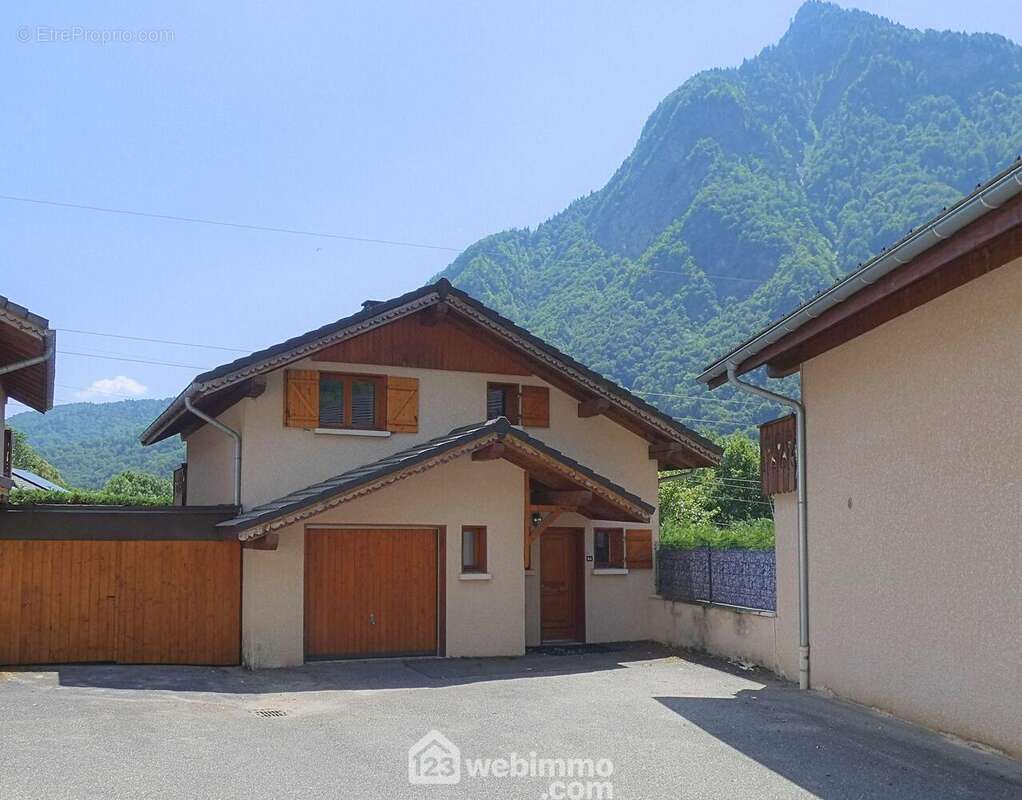 Située dans le secteur des Rippes, cette maison offre un cadre de vie agréable - Maison à UGINE