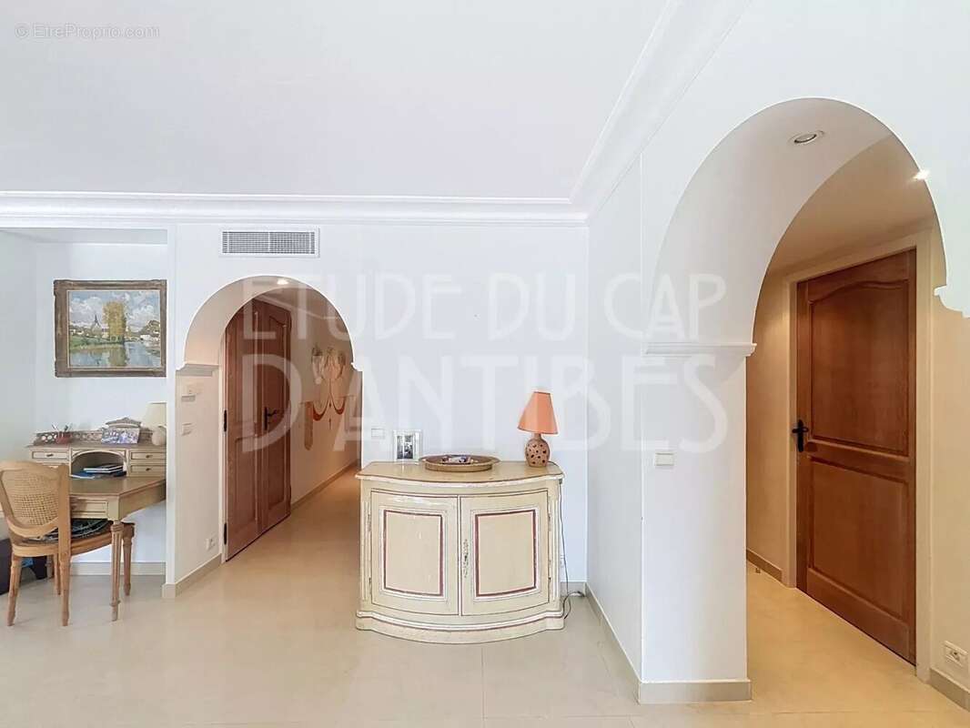 Appartement de standing dans résidence avec piscine. 2 chambres - 2 bains. Orée du Cap d'Antibes - photo 7