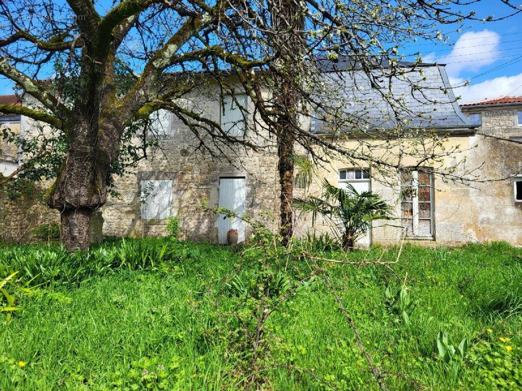 Maison à SAINT-JEAN-D'ANGELY