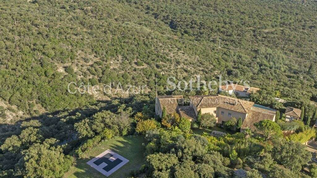 Maison de prestige à vendre dans le Golfe de Saint-Tropez, avec héliport privé - photo 3