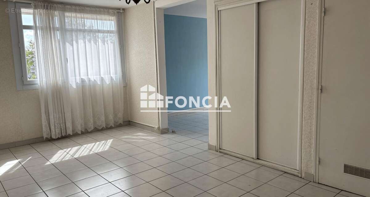 Appartement à BAGNOLS-SUR-CEZE