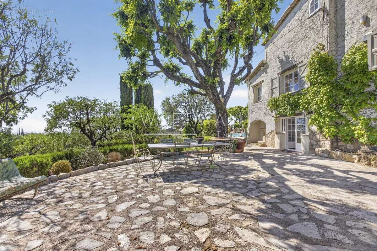 Maison à CHATEAUNEUF-GRASSE