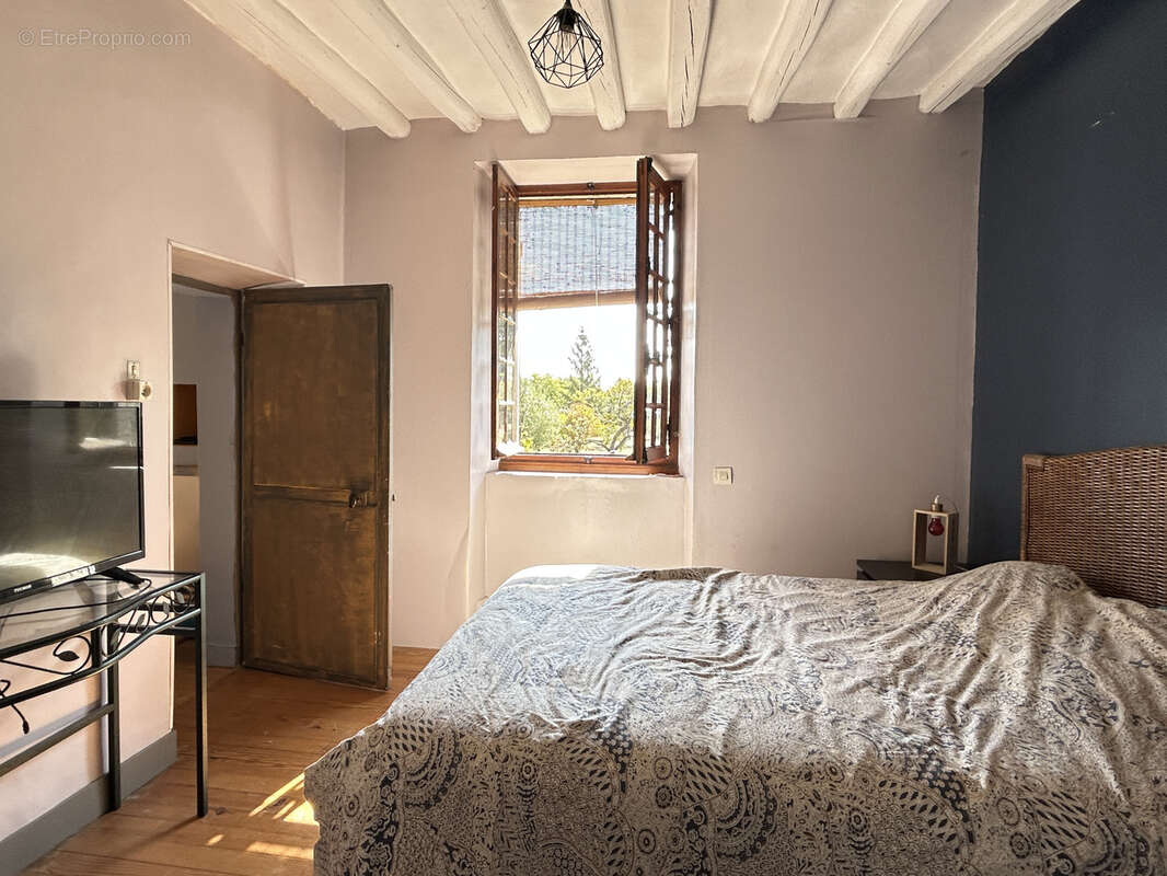 Une maison en pierres et tuiles de pays d'environ 160m2 comprenant: -Au rez-de-chaussée: cuisine aménagé avec - photo 13