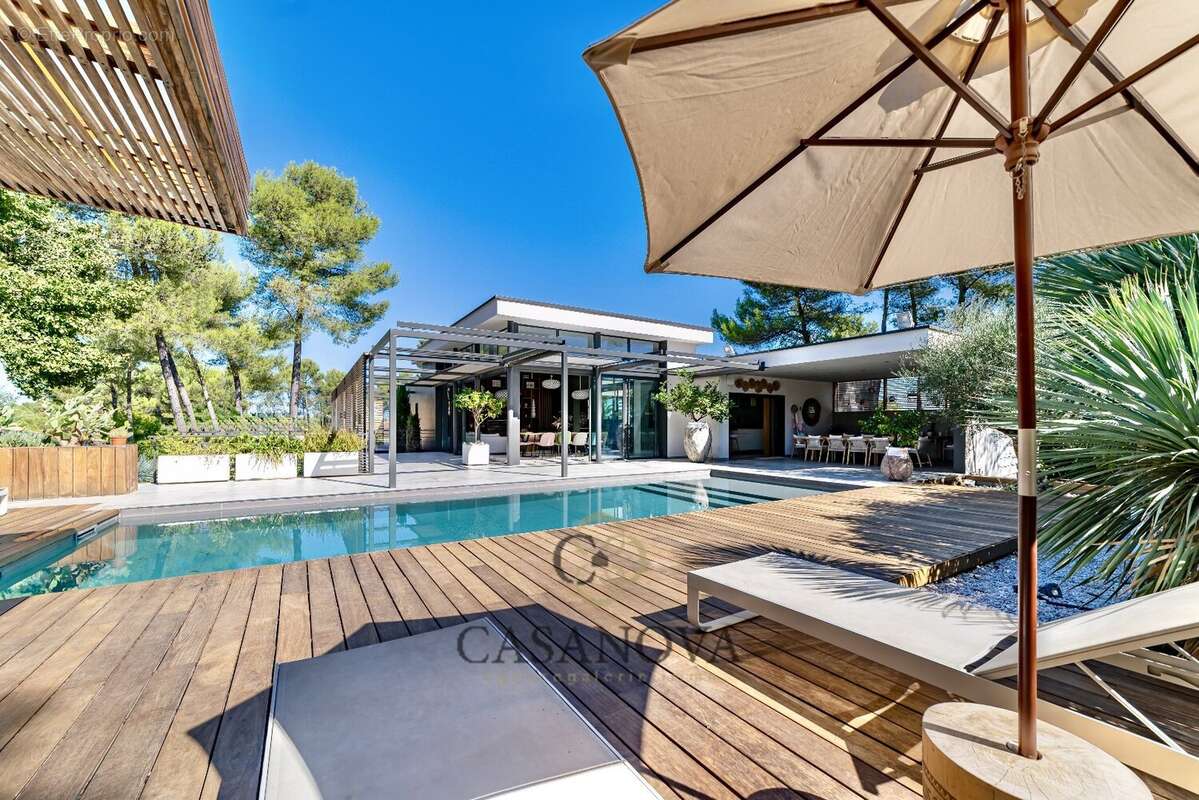 Maison à SAINT-CLEMENT-DE-RIVIERE