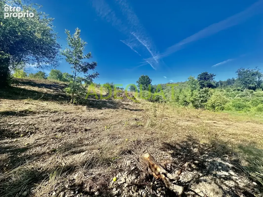 Terrain à MEYRIEU-LES-ETANGS