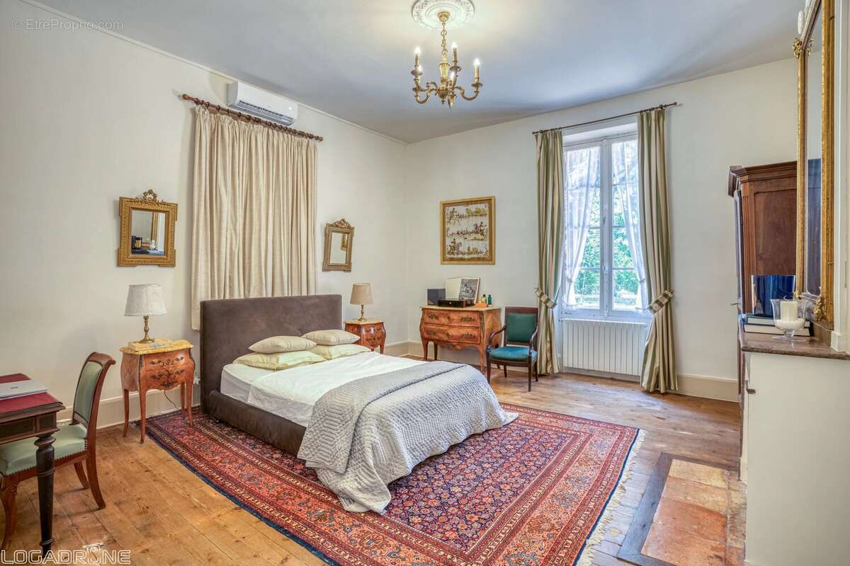 Maison de Maître historique avec Maison d'Amis, Granges et Piscine - photo 17