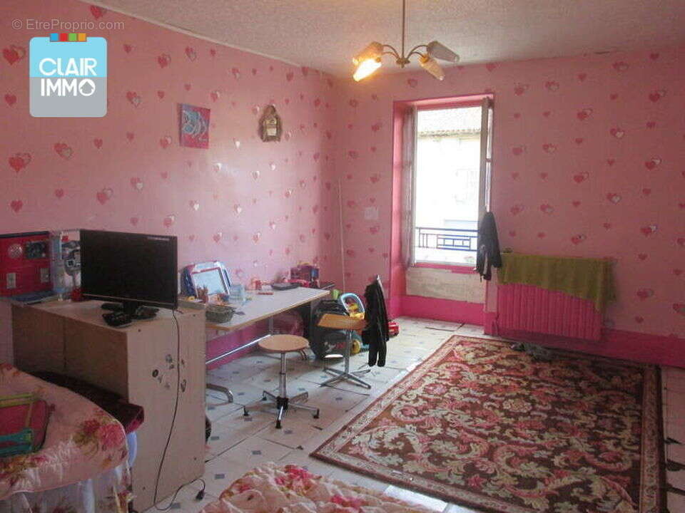 A SAINT-ALBAIN PROCHE MACON MAISON 5 PIECES DE 150 M2 SUR