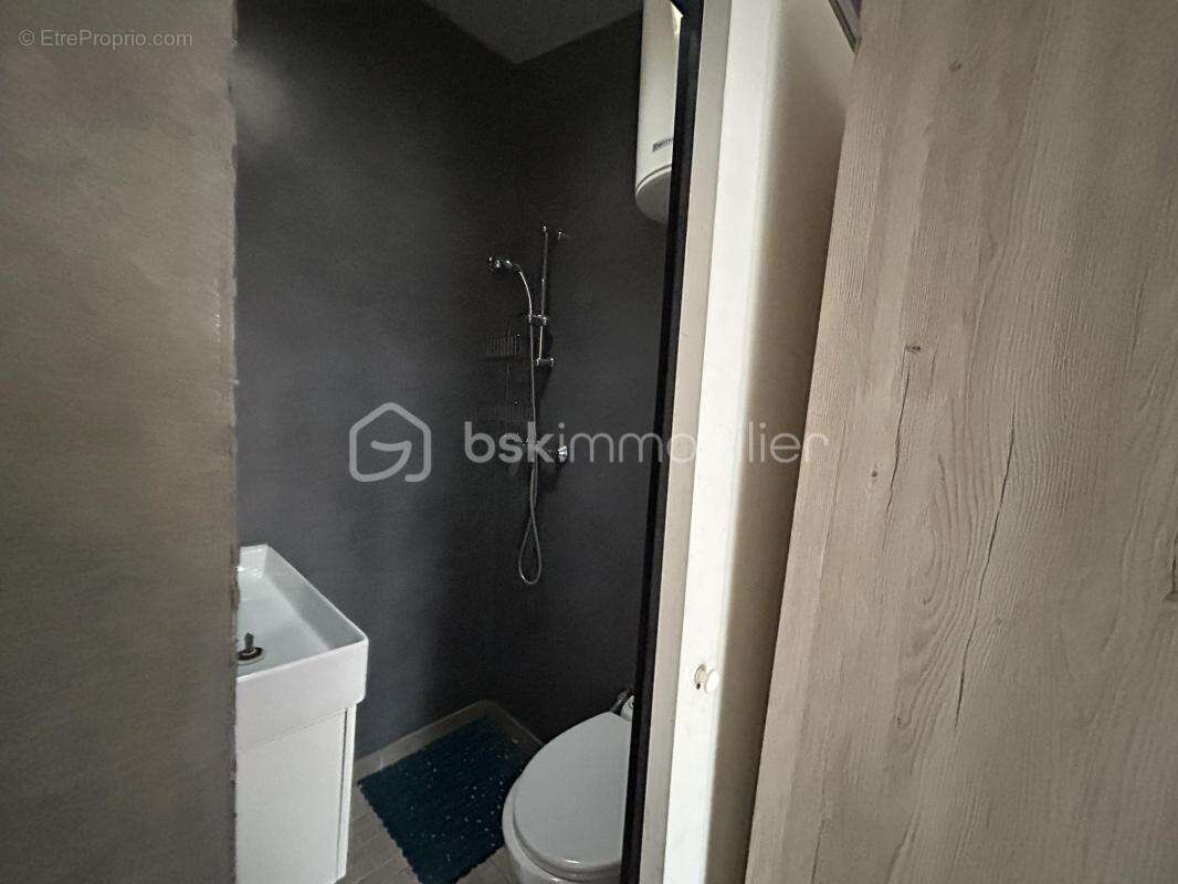 IDEAL AU INVESTISSEUR  2 STUDIO 11M² CHACUN  dans une allée de box sécurise très  proche du TRAM T9 (5 minute à pied) LE PRIX NE - photo 9