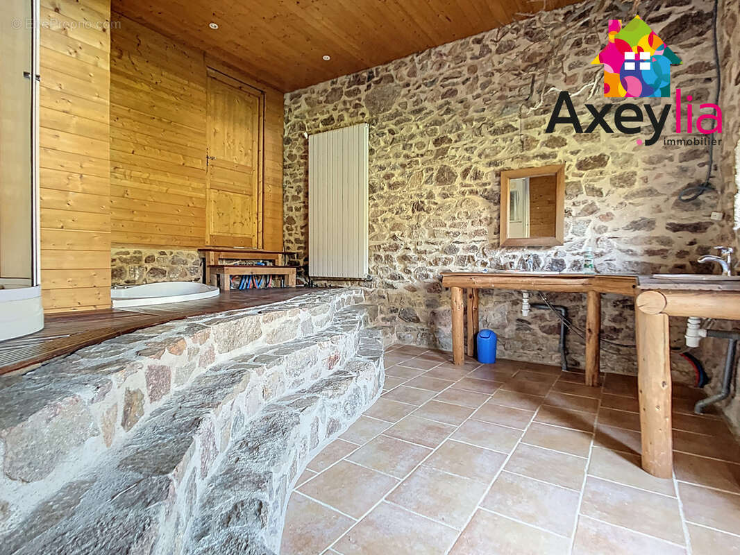 Maison à SAINT-BONNET-DES-QUARTS