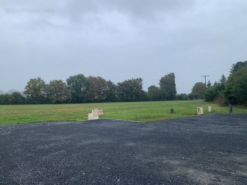 Terrain à SERRES-CASTET