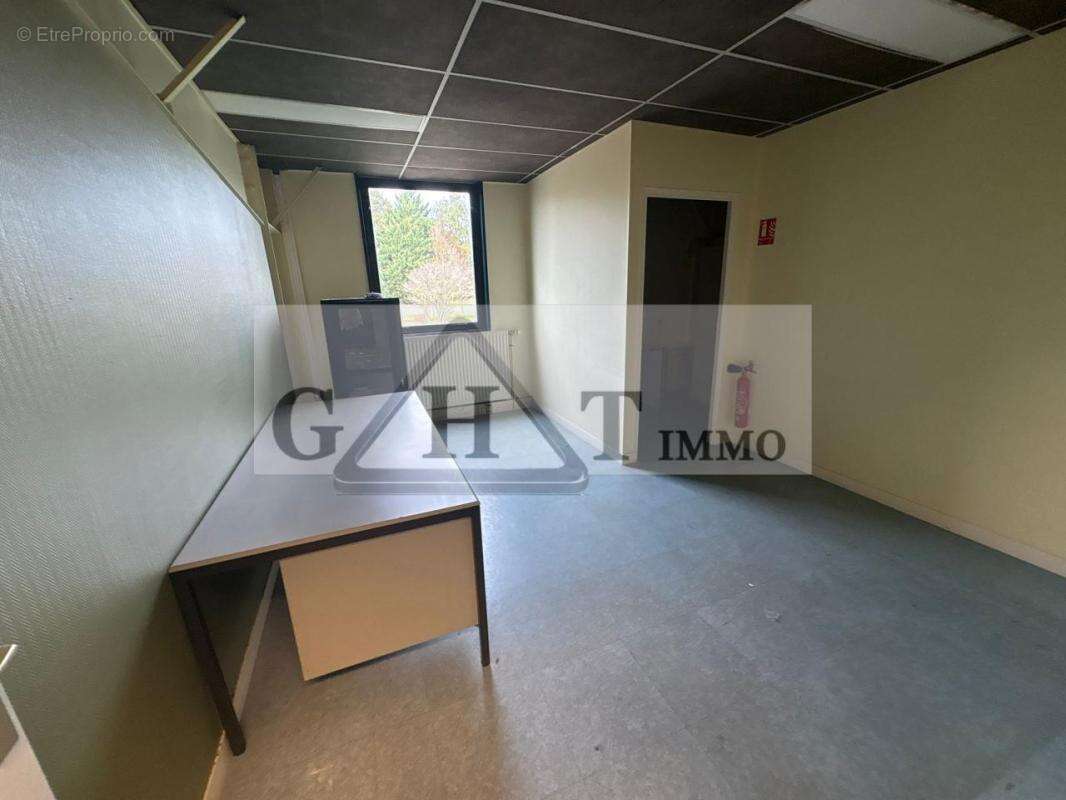 Commerce à VAUX-LE-PENIL