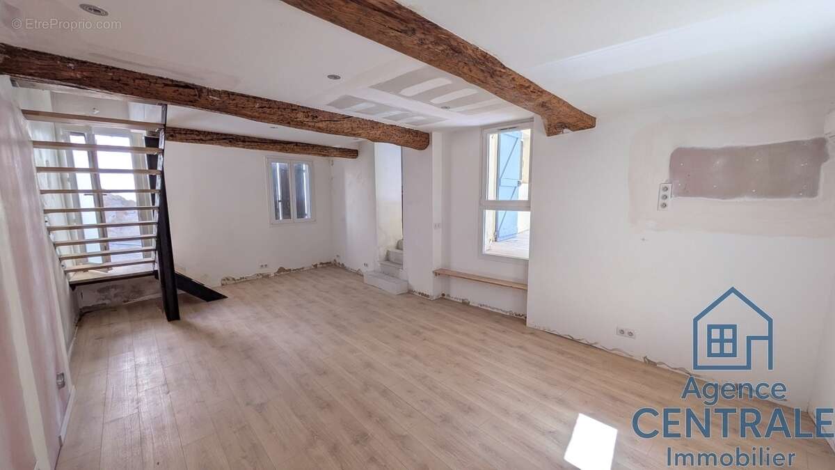 Maison à CEYRESTE