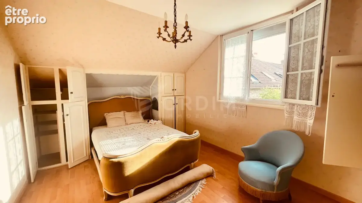Maison de caractère avec dépendances et usage professionnel au c?ur du village - photo 12