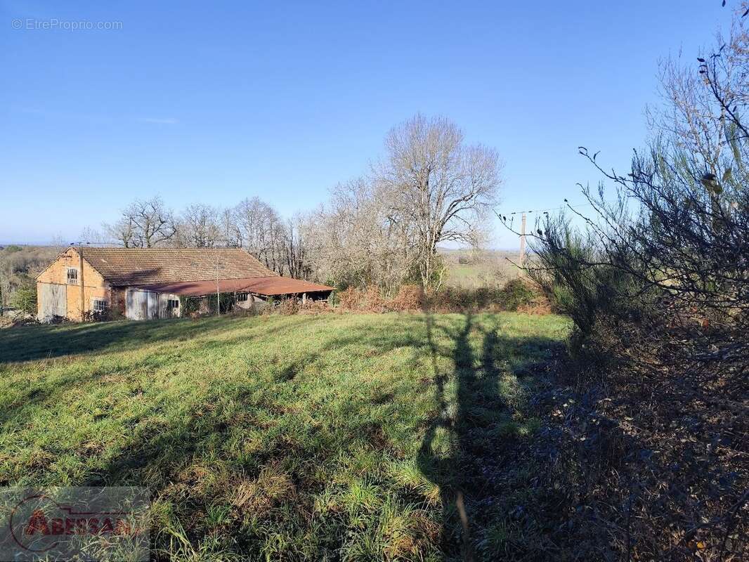 Terrain à SAINT-PIERRE-DE-TRIVISY