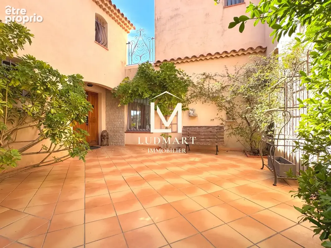 LORGUES   Propriété de caractère à pied du village, 7 500 m2, oliviers, piscine chauffée - photo 5