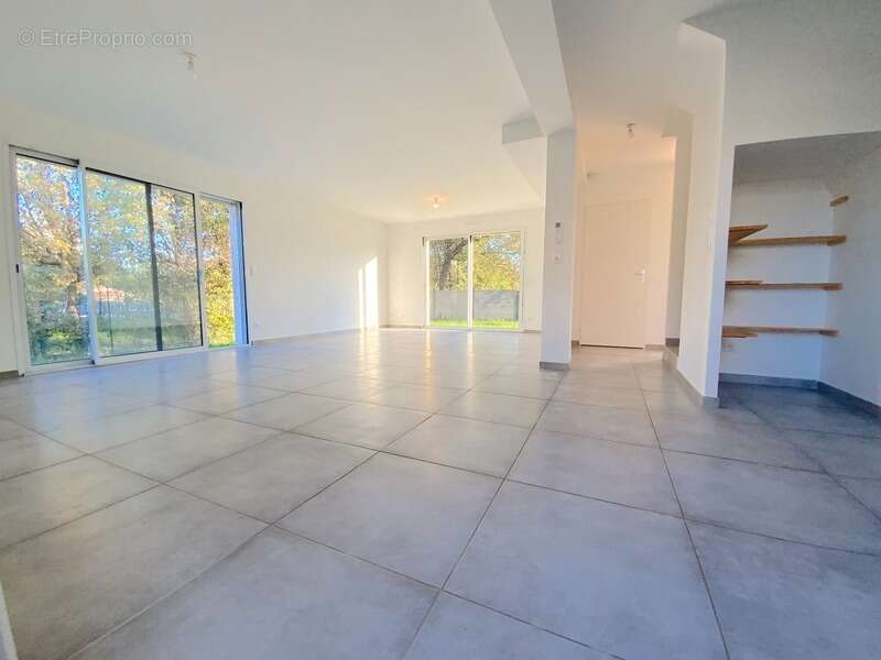 Maison à LA ROQUETTE-SUR-SIAGNE