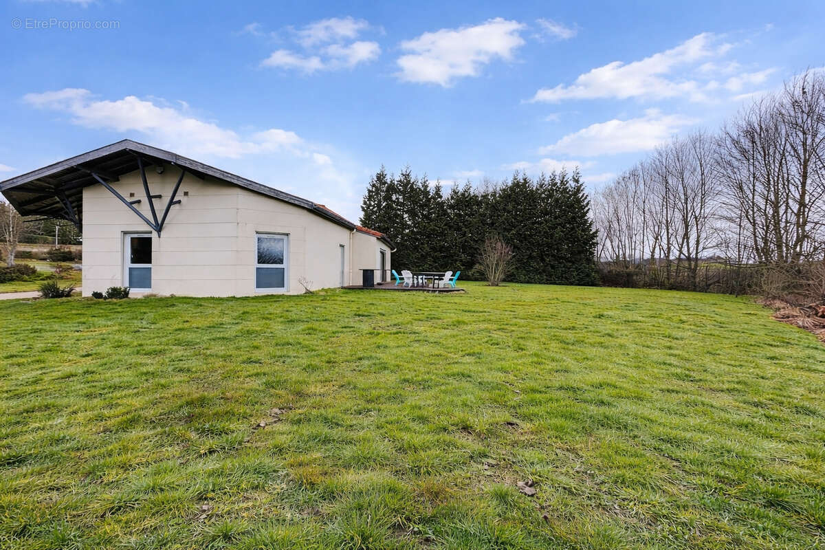 Commerce à SAINT-JUST-MALMONT