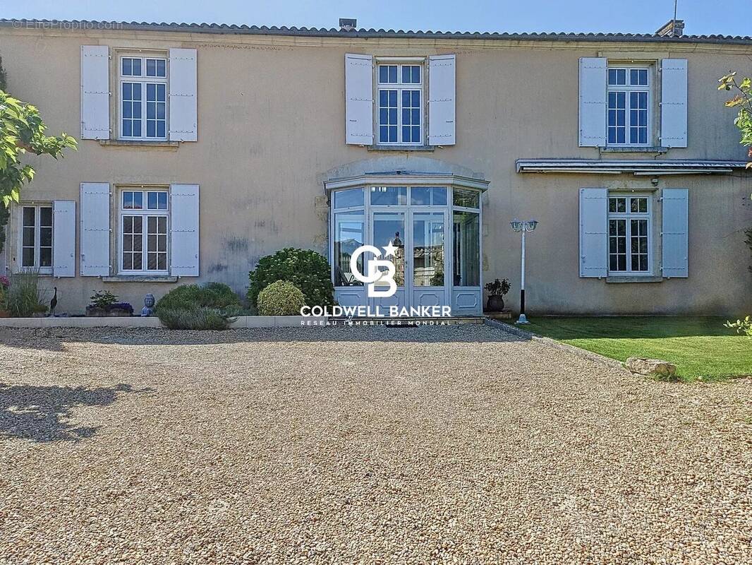 Maison à SAINT-JEAN-D'ANGELY