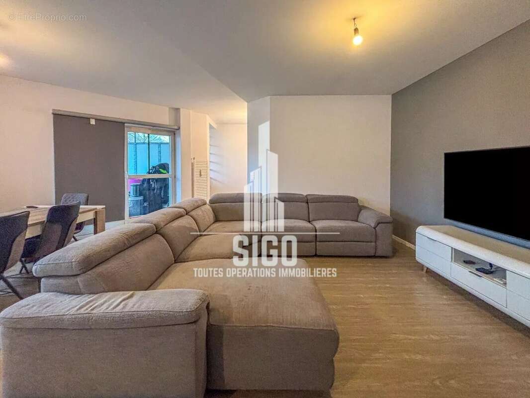 Appartement à COMBES