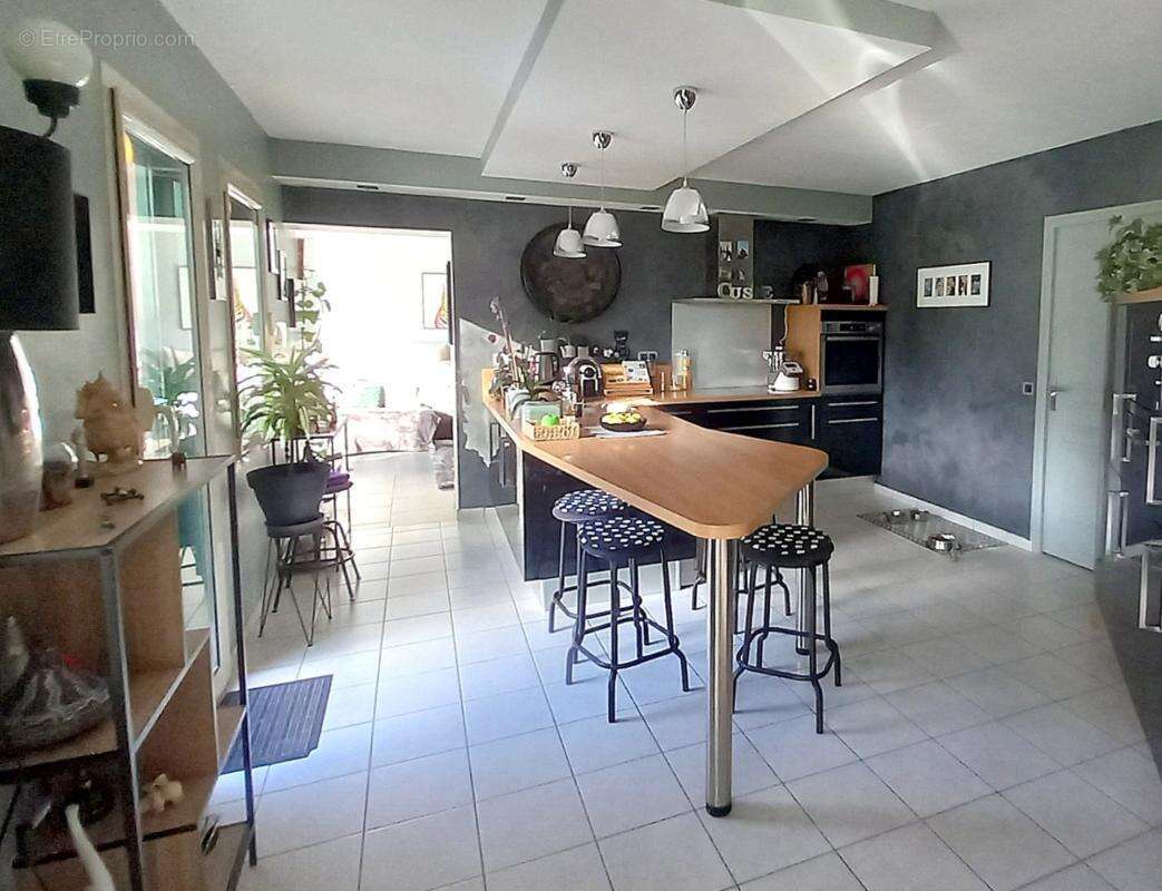 Maison familiale de 250 m² – 5 chambres - terrain 1569m² - au calme - photo 4