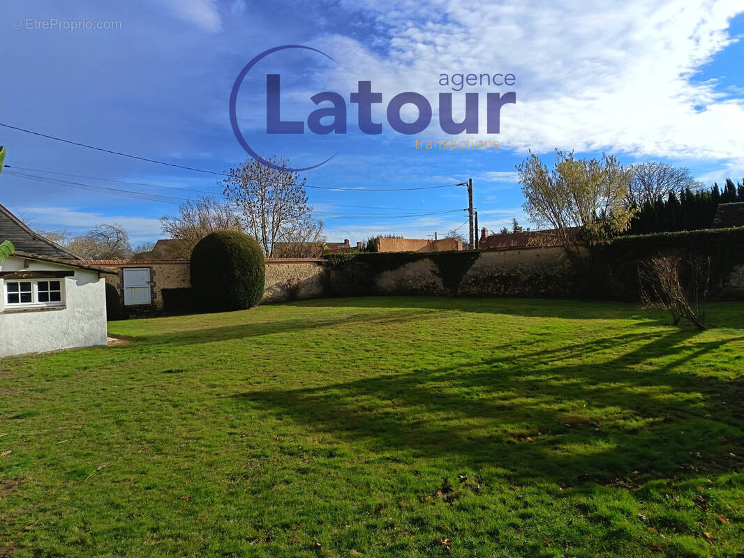 Terrain à MARVILLE-MOUTIERS-BRULE
