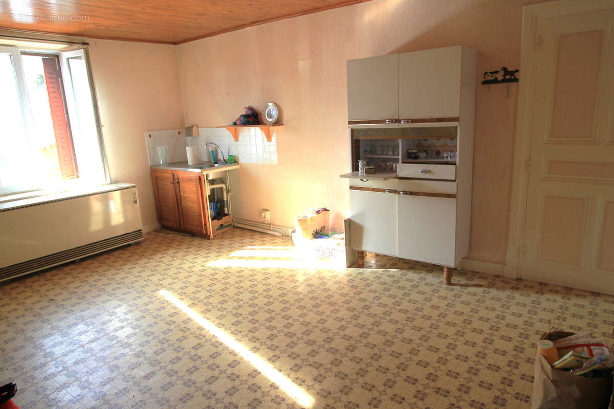 Maison à SAINT-MARTIN-LA-SAUVETE