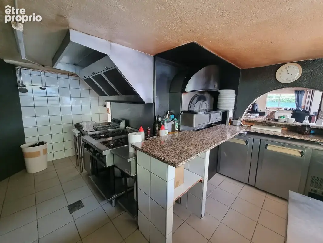 Murs et fonds de commerce d'un restaurant avec terrasse avec Appartement de 163 m2 avec terrasse + studio - photo 6