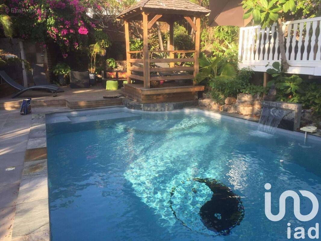 Photo 1 - Commerce à SAINT-PIERRE