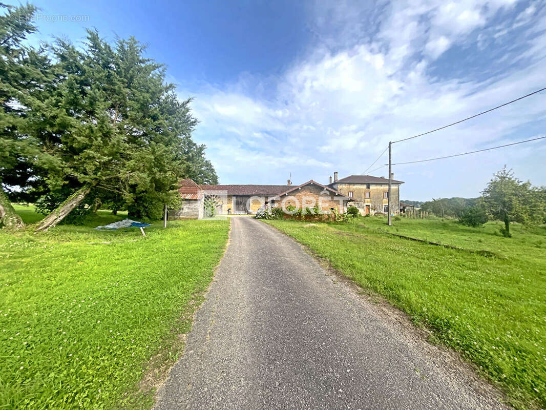 Maison à DOMMARTIN-LES-CUISEAUX