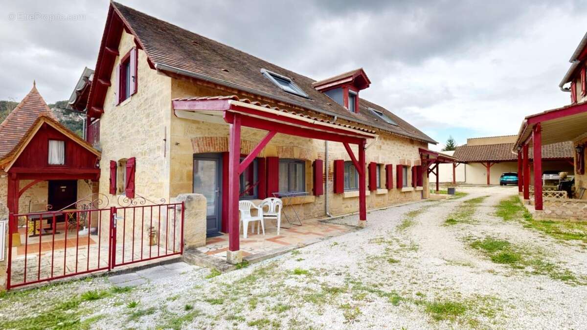 Ensemble-en-pierre-comprenant-5-gites-et-une-maiso - Maison à VEZAC
