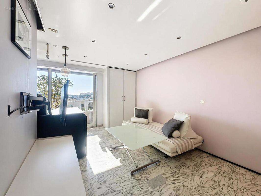 Appartement à SAINT-LAURENT-DU-VAR