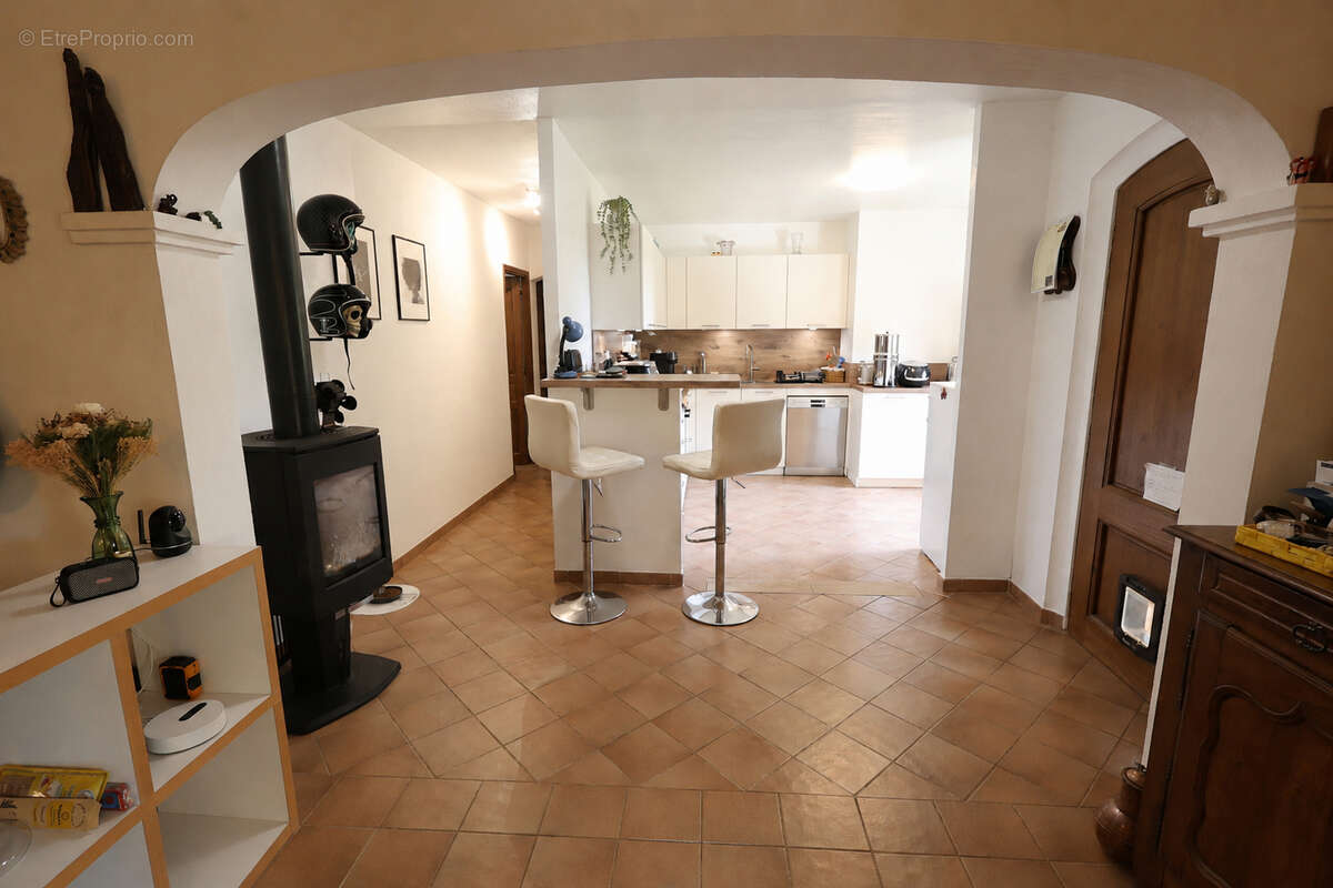 Maison 135 m² avec 2 mazets en pierre et bassin aperçu mer - photo 16