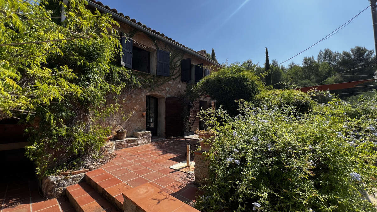 A vendre authentique maison en pierre t9 avec terrain de 3 hectares - 83150 bandol - photo 2