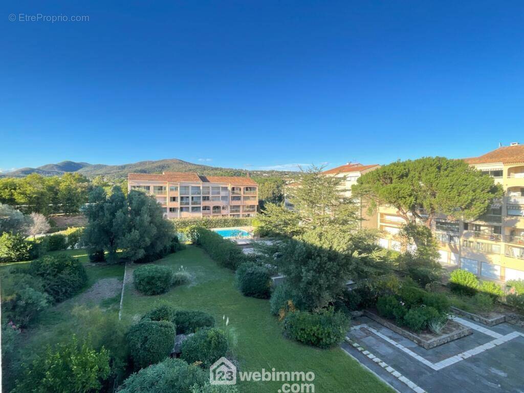 Vue dégagée sur un magnifique parc paysager, calme et verdure. - Appartement à SAINTE-MAXIME