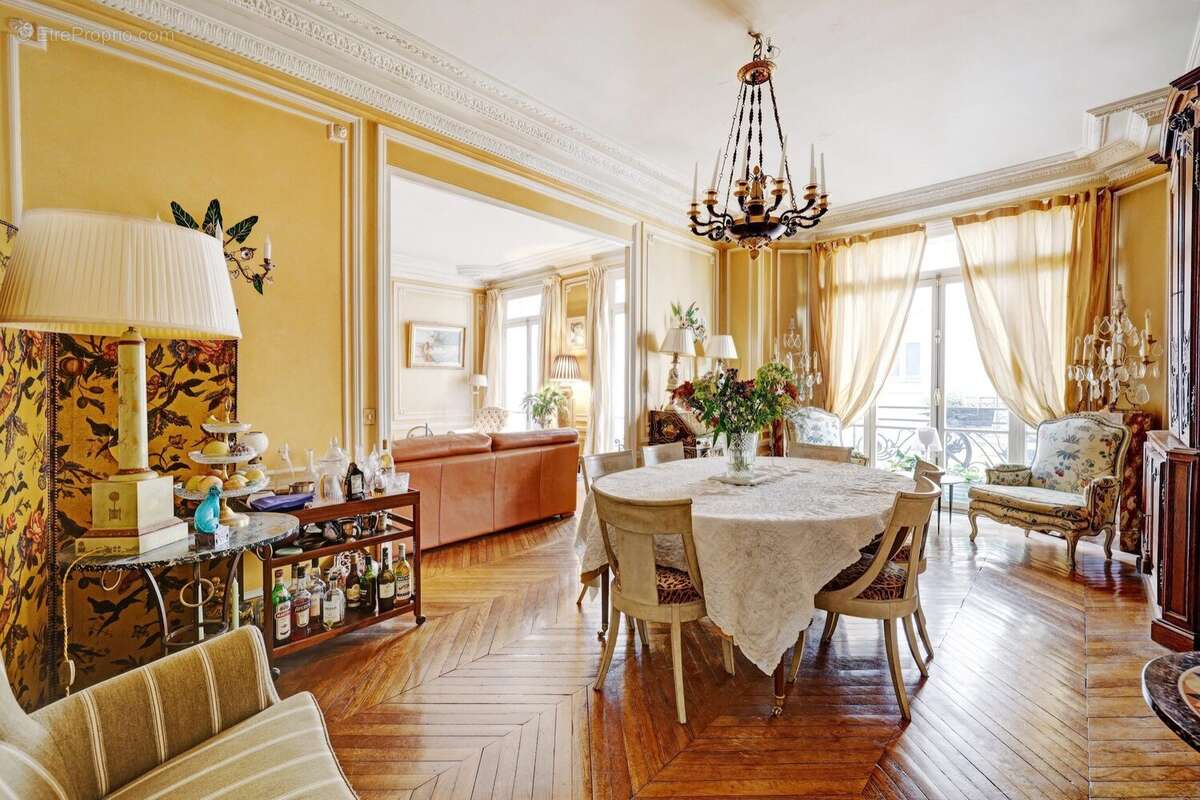 Appartement à PARIS-16E