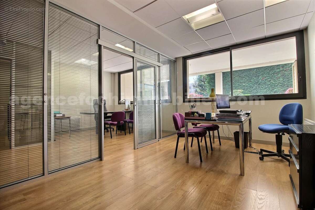 exposio_132234713 - Commerce à SAINT-MAUR-DES-FOSSES