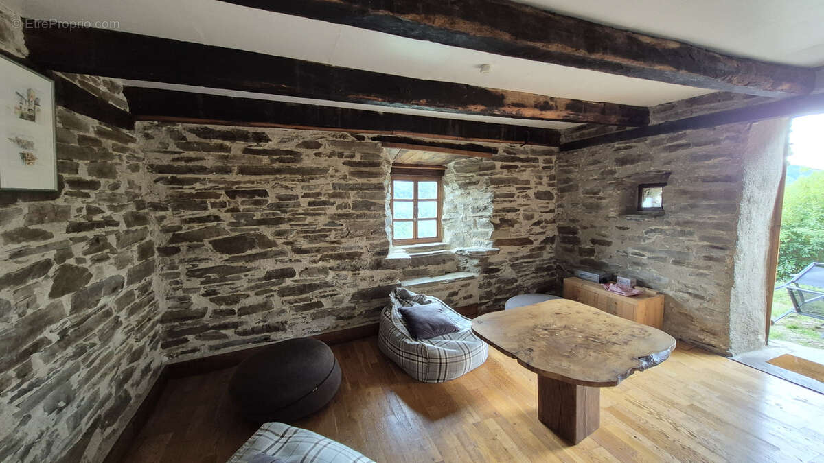 Maison à LACROIX-BARREZ