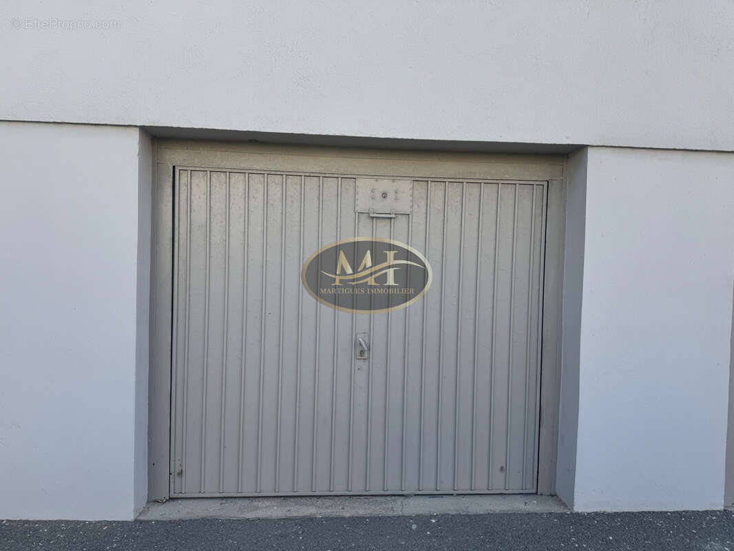 Parking à PORT-DE-BOUC