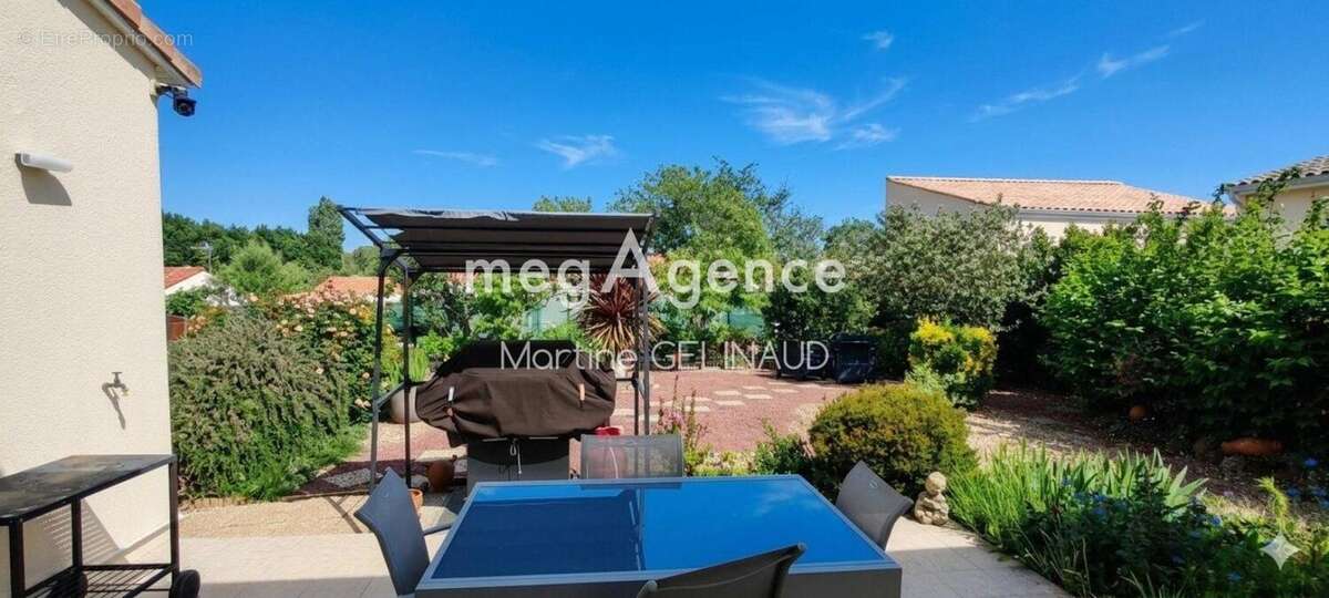 Maison 100 m² à Saint-Georges-Des-Coteaux  - photo 5