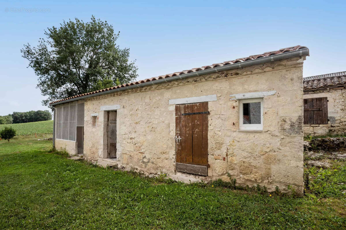 Country property with numerous outbuildings - photo 13